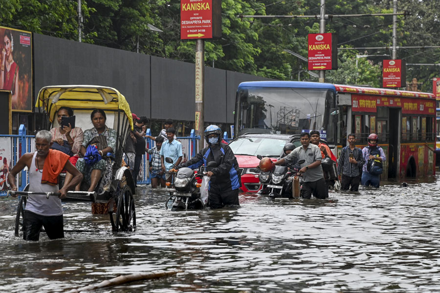 আরও বৃষ্টি কলকাতায়, চতুর্থীতে নতুন নিম্নচাপের ভ্রুকুটি! ভয়ংকর পূর্বাভাস হাওয়া অফিসের