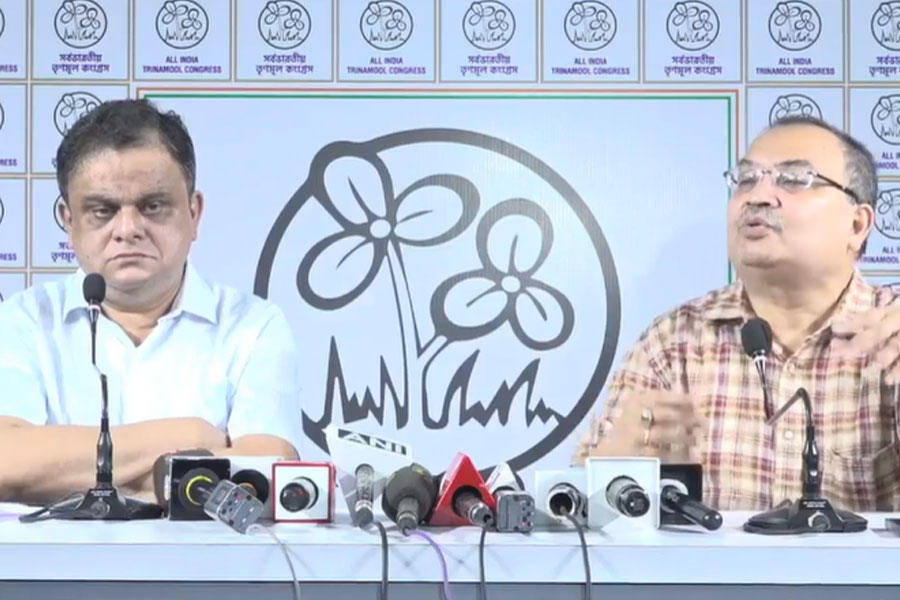 ‘রবীন্দ্রনাথ-বঙ্কিম পায়ের কাছে! সুকান্ত ক্ষমা চাইবেন না কেন?’, ফুঁসে উঠলেন কুণাল-ব্রাত্য