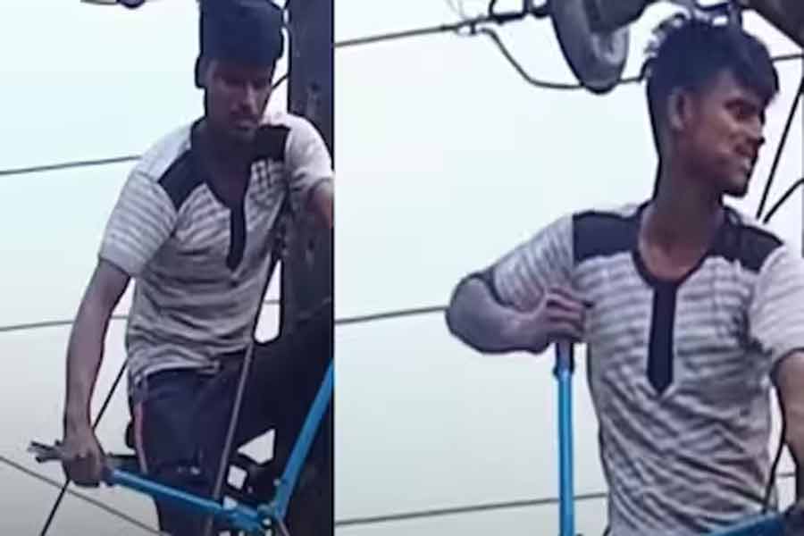 প্রেমিকার ফোন ব্যস্ত, রাগে বৈদ্যুতিক খুঁটিতে চড়ে বসলেন প্রেমিক, তারপর…