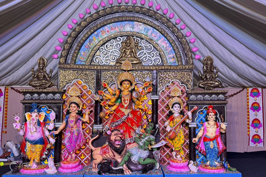 লন্ডনে এক টুকরো ম‍্যাডক্স স্কোয়ার! দেবীর আরাধনা শেষ হবে ষষ্ঠীতেই