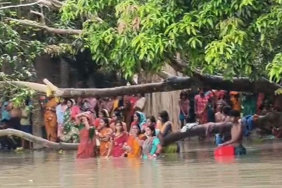 প্লাবনে বানভাসি ঘরবাড়ি, খাট থেকে জলে পড়ে মর্মান্তিক মৃত্যু একরত্তির, আতঙ্ক মালদহের ভূতনিতে