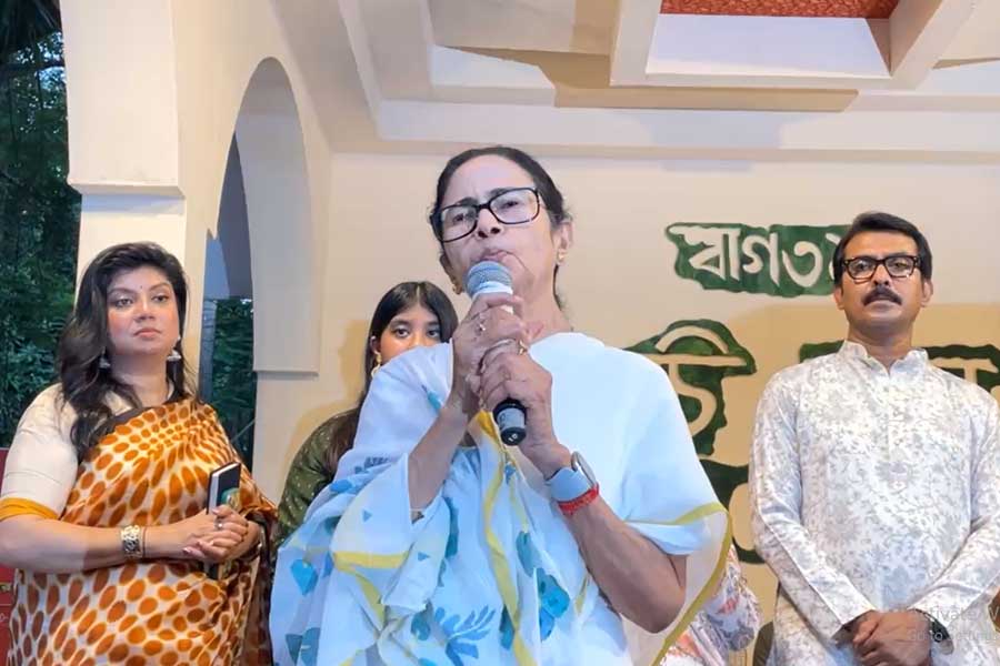 ‘আমরা মৃত্যু নিয়ে রাজনীতি করি না’, জমা জলে প্রাণহানির ঘটনায় বিরোধীদের জবাব মমতার