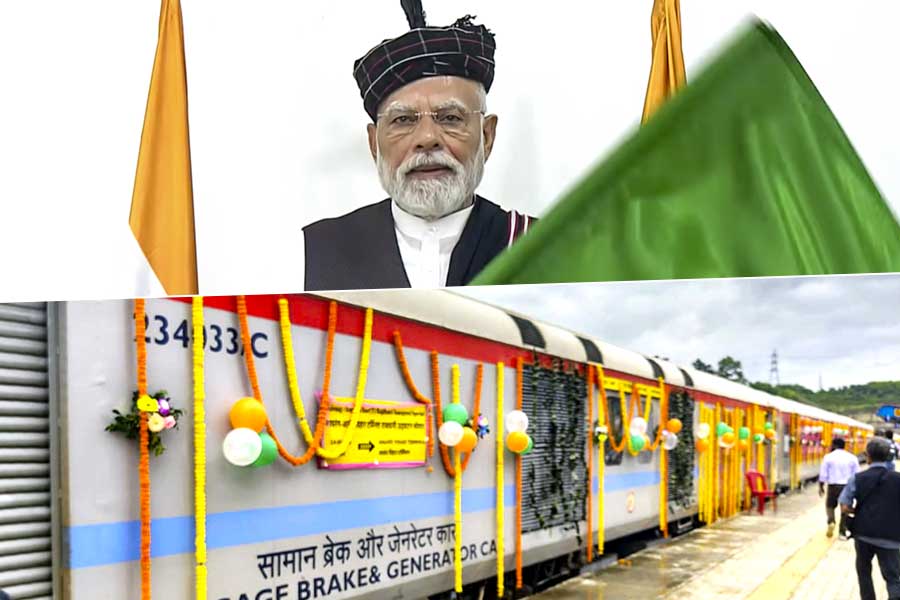 এবার এক ট্রেনে কলকাতা থেকে মিজোরাম! প্রকল্প উদ্বোধন করে বিরোধীদের বিঁধলেন মোদি