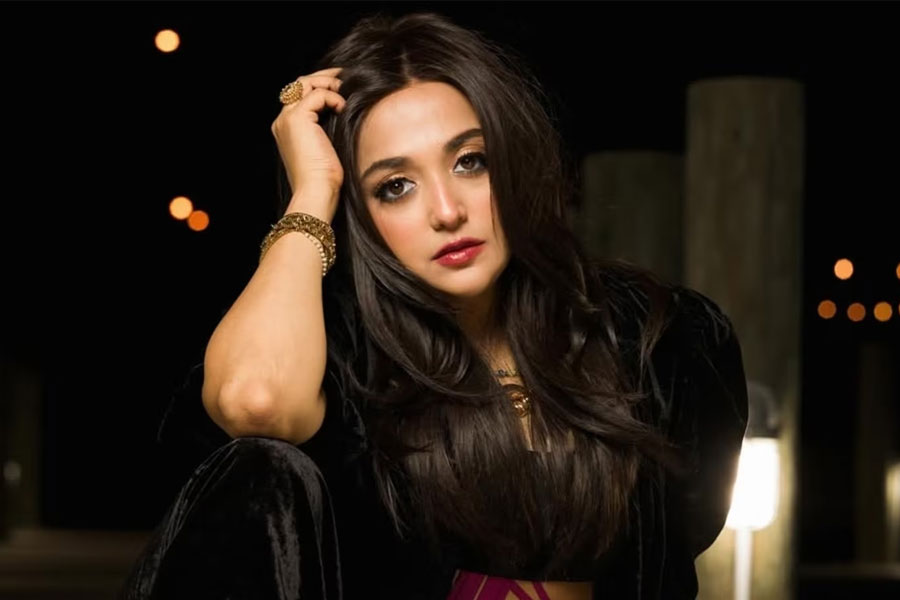 বিয়ে ভাঙছে মোনালি ঠাকুরের! গায়িকার পোস্ট ঘিরে জোর চর্চা