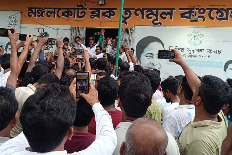 ঝগড়া শেষ, দেবীপক্ষে শান্ত-অপূর্ব ‘মিলন’, দেড় বছর পর কাটোয়ায় খুলল তৃণমূলের বন্ধ কার্যালয়