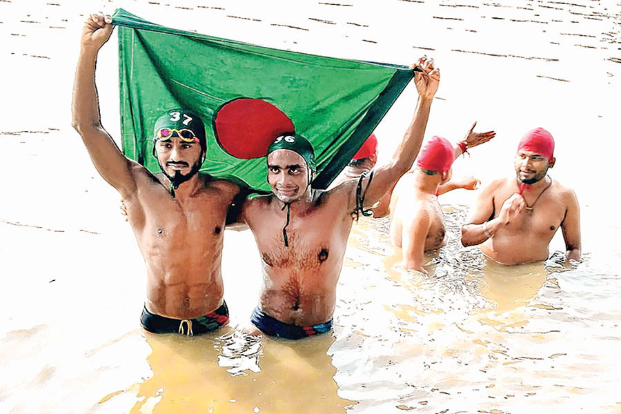 দীর্ঘ ৮১ কিমি প্রতিযোগিতা, ভাগীরথীর বুকে সাঁতারে স্পেন থেকে বাংলাদেশের প্রতিযোগীরা