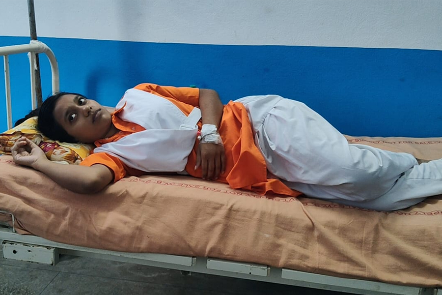 উচ্চ মাধ্যমিক দিতে গিয়ে আচমকা অসুস্থ, হাসপাতাল থেকেই পরীক্ষা দিলেন ছাত্রী