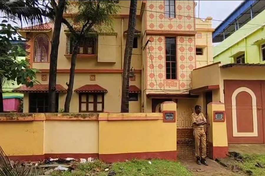 ডিউটি থেকে ফিরেই বাবা-মাকে গুলি করে আত্মঘাতী হওয়ার চেষ্টা এসআই’য়ের, চাঞ্চল্য ঝাড়গ্রামে