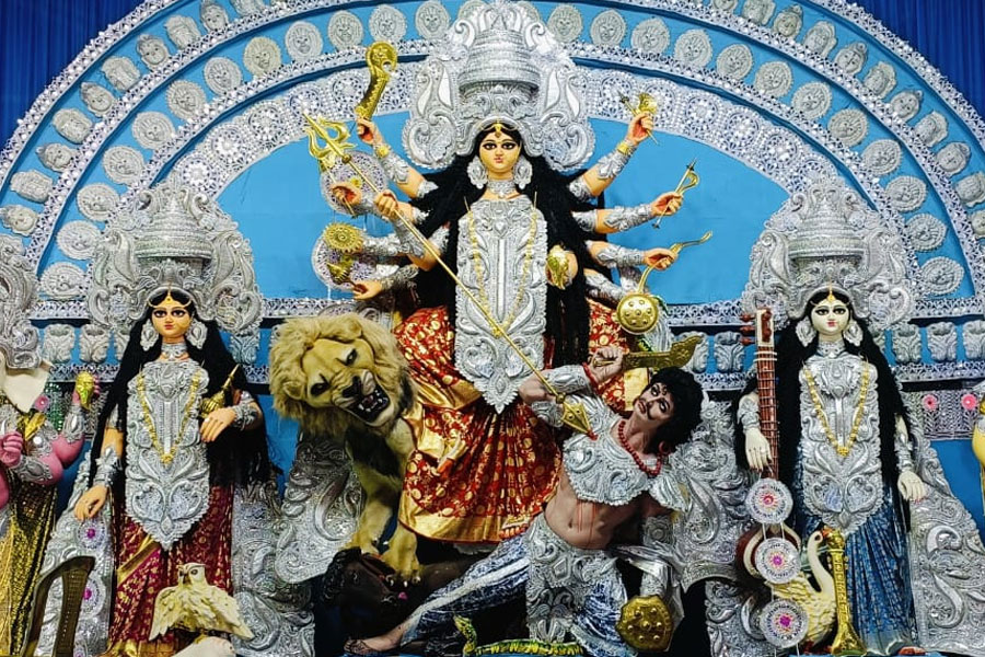 ‘ওরা কাজ করে’… সাফাই কর্মীদের হাতেই পুজোর উদ্বোধন রাজপুর সার্বজনীন দুর্গোৎসবের