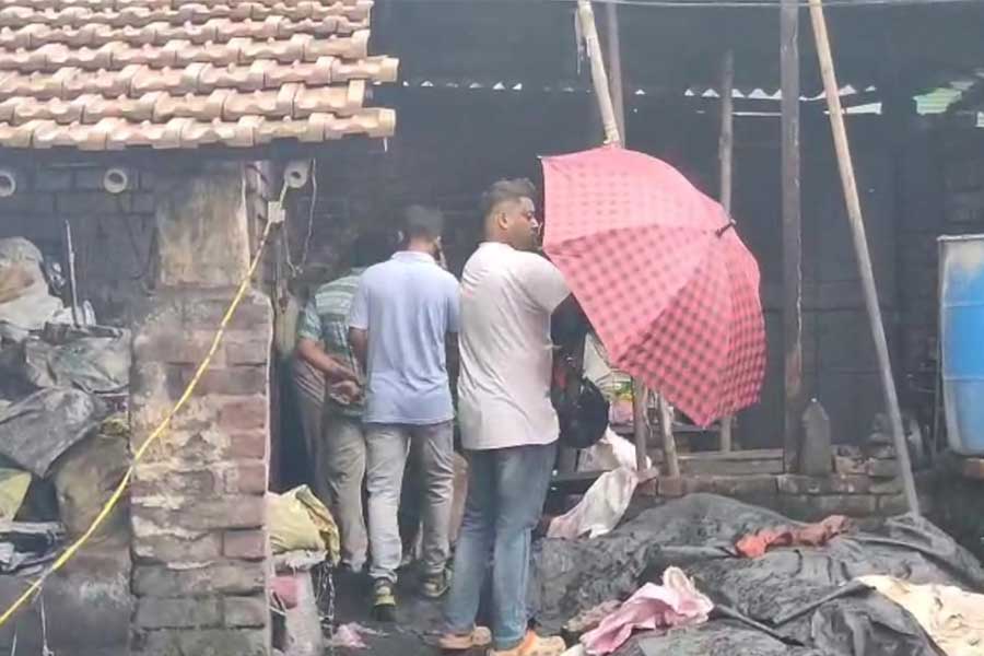 সবজির দোকানের আড়ালে রেশনের চাল, আটা বিক্রি! উলুবেড়িয়ায় হাতেনাতে গ্রেপ্তার ‘উত্তম’