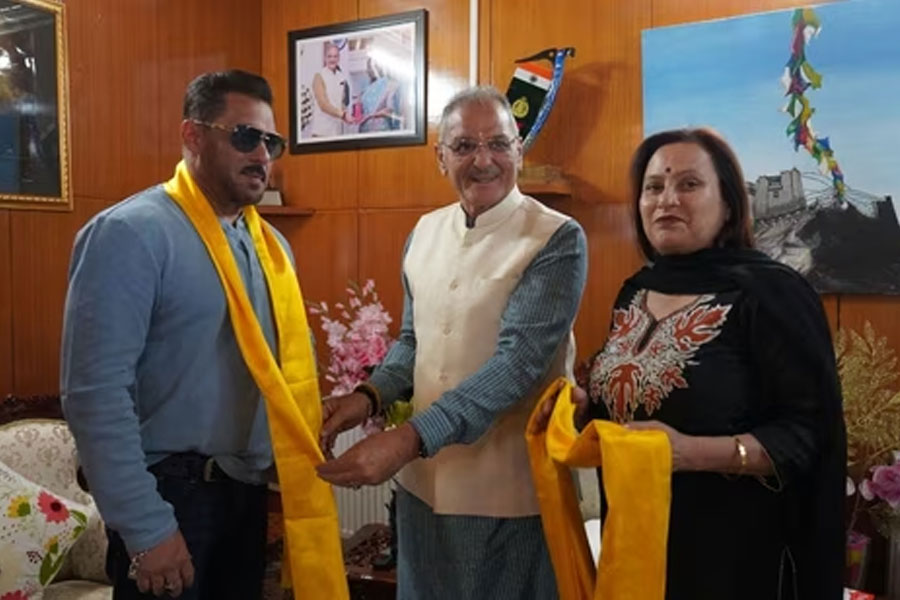 শুটিংয়ের ফাঁকে সৌজন্য সাক্ষাৎ, লাদাখের লেফটেন্যান্ট গভর্নরের সঙ্গে দেখা করলেন সলমন খান