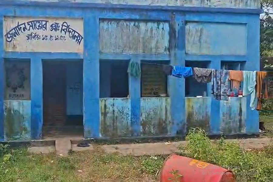 স্কুলে রাত কাটাচ্ছেন শ্রমিকরা! শিকেয় পড়াশোনা, প্রধান শিক্ষককে প্রশ্ন করতেই জুটল হুঁশিয়ারি