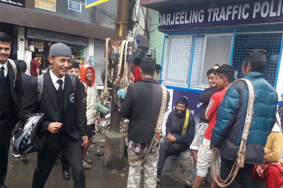 পুজোর মরশুমে বাড়তি রোজগারের আশায় শিলিগুড়িতেই থাকতে চান নেপালি পরিযায়ীরা