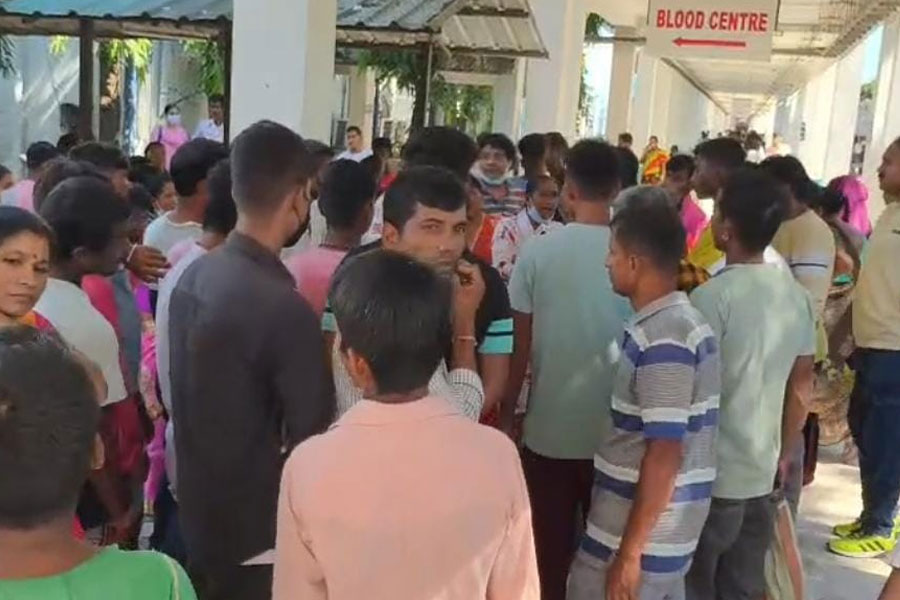 ট্রলি না পেয়ে ৩ ঘণ্টা পড়ে থেকে রোগীর মৃত্যু! উত্তরবঙ্গ মেডিক্যাল কলেজে বিক্ষোভ