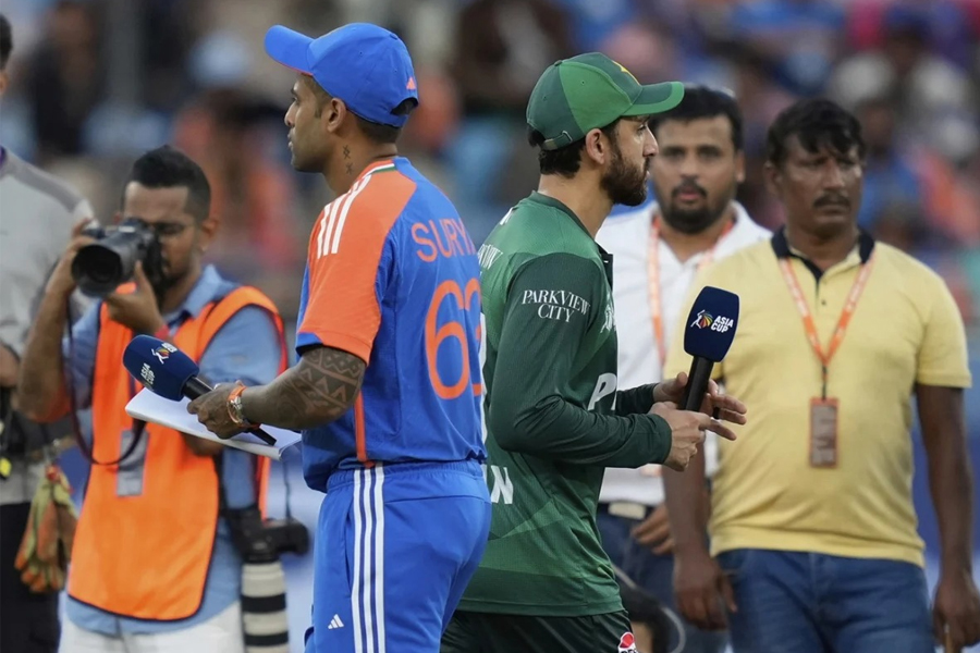 মাঠে নামলেও পাকিস্তানকে অদৃশ্য বয়কট! পাক অধিনায়কের সঙ্গে হাত মেলালেন না সূর্য