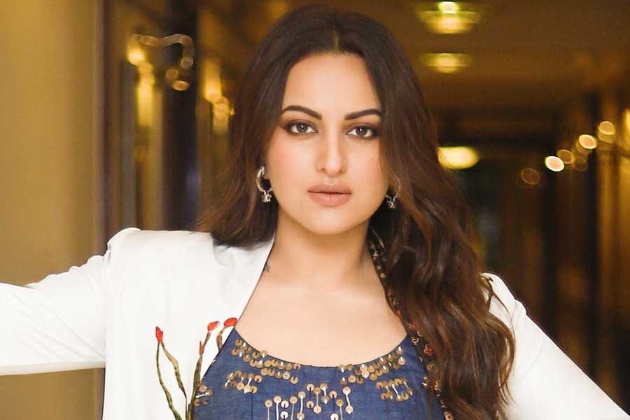 বিনা অনুমতিতে বিজ্ঞাপনে ব্যবহৃত সোনাক্ষীর ছবি! ক্ষোভে ফেটে পড়লেন অভিনেত্রী