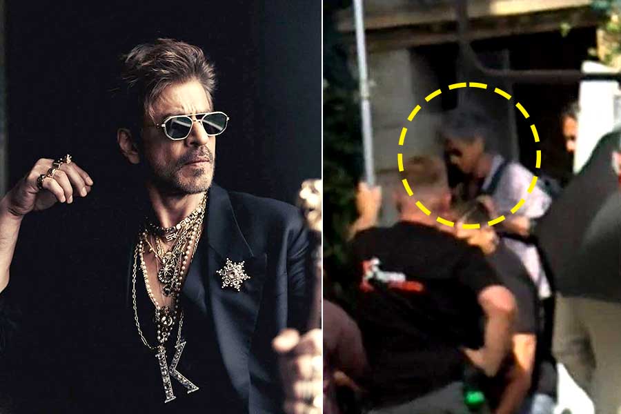 ধূসর চুল, পিঠে ব্যাগ! ‘বুড়ো হাড়েই খেলা হবে’, শাহরুখের মারকাটারি ‘কিং’ লুকে তুঙ্গে উন্মাদনার পারদ