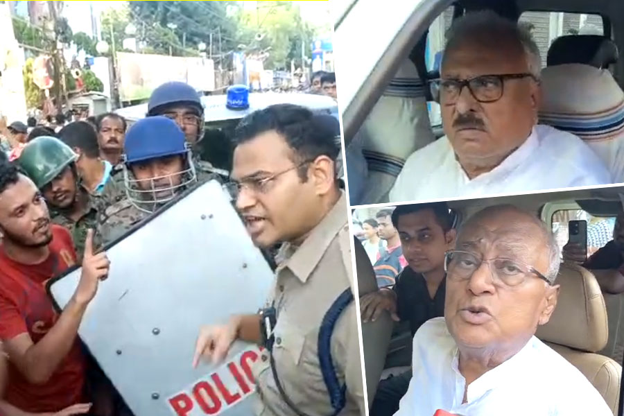 টেট-বিক্ষোভে রণক্ষেত্র বারাসত, আটকে পড়লেন সৌগত রায়-নির্মল ঘোষ