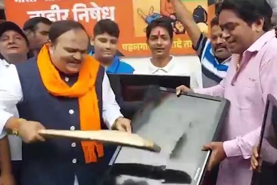 পাকিস্তান নয়, ভার‍ত-পাক ম্যাচে টিভি ভাঙল মুম্বইতে! শিব সেনার অভিনব প্রতিবাদের ভিডিও ভাইরাল
