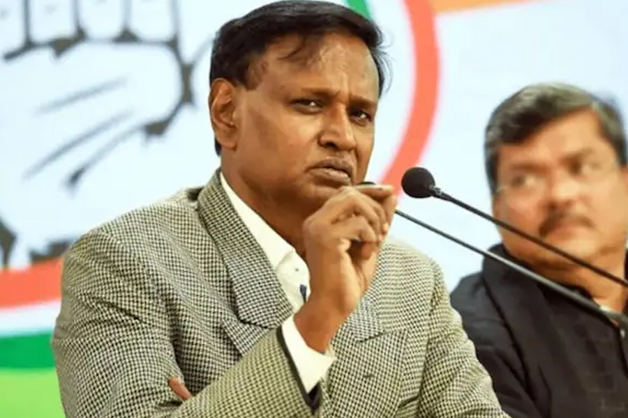 রুশ তেল কিনে ফায়দা লুটছে ব্রাহ্মণরা! ট্রাম্পের সহযোগীর মন্তব্যকে সমর্থন কংগ্রেস নেতার