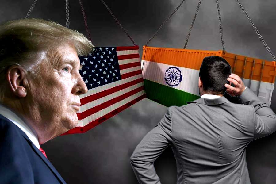 ট্রাম্পের শুল্কবাণে চাপে ব্যবসায়ীরা! পাশে দাঁড়াতে বিশেষ প্যাকেজ ঘোষণার পথে কেন্দ্র