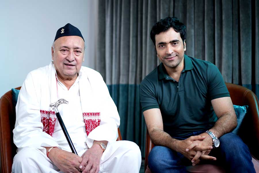 ‘আমরা কেউ কারও শত্রু নই, প্রতিযোগী হতে পারি’, পুজো রিলিজের রেষারেষিতে মত ভিক্টর-আবিরের