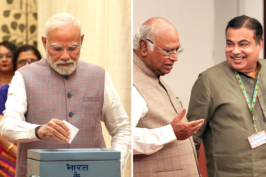 ভোট দিলেন মোদি, খাড়গের হাত ধরে ভোটকেন্দ্রে গড়করি, উপরাষ্ট্রপতি নির্বাচনে সংসদে ঐক্যের ছবি