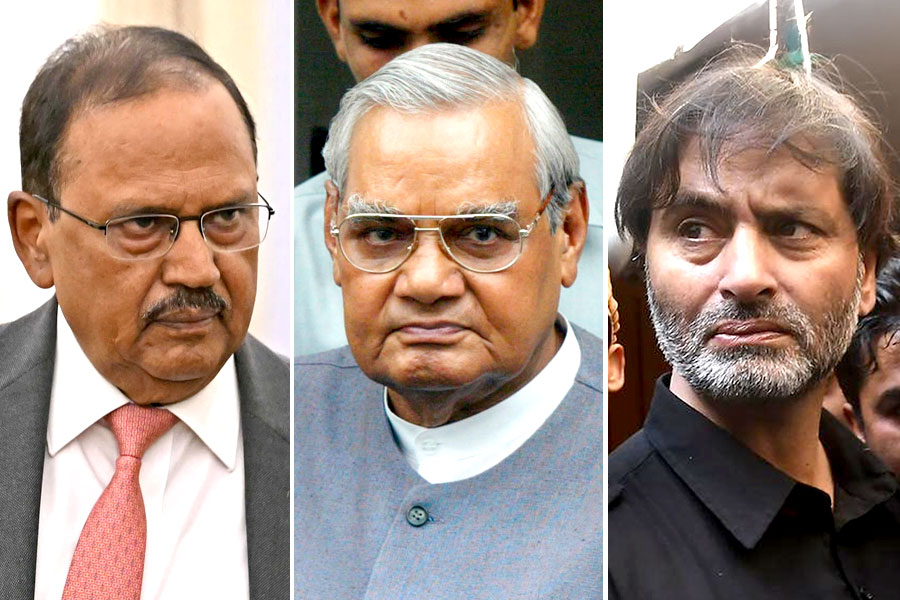 ডোভালের সঙ্গে ‘সখ্য’, সাহায্য করেন বাজপেয়ী সরকারকেও! ইয়াসিনের হলফনামায় বিস্ফোরক তথ্য