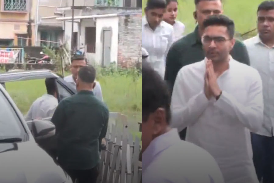 পানিহাটিতে ‘NRC আতঙ্কে’ মৃত প্রদীপ করের বাড়িতে অভিষেক, পরিজনদের সঙ্গে সাক্ষাৎ