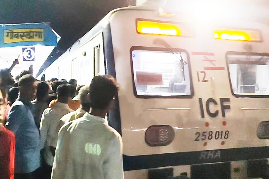 খুলল না এসি লোকালের দরজা! গোবরডাঙা স্টেশনে দাঁড়াল না ট্রেন, ক্ষুব্ধ নিত্যযাত্রীরা