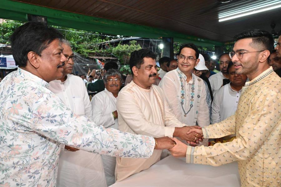 ‘বিসর্জন হবে, তবে বাংলার নয়’, বিজয়ার আড্ডাতেও বিজেপিকে তোপ অভিষেকের
