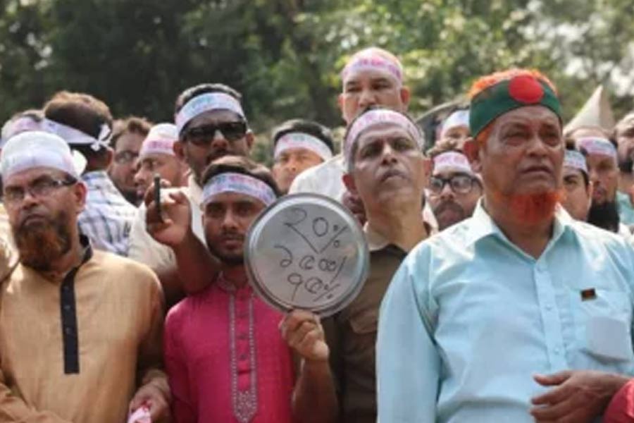 ‘ব্যর্থ রাষ্ট্র’ ইউনুসের বাংলাদেশ! এবার আমরণ অনশনের পথে শিক্ষকরা