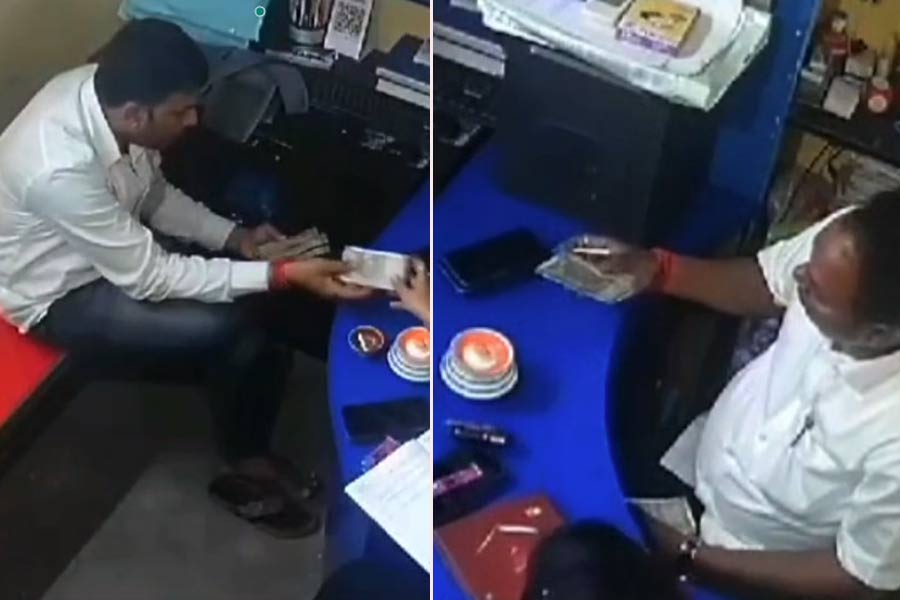 দরজার বন্ধ করে টাকা ভাগাভাগি বিধায়ক-সহ ৩ নেতার! ভাইরাল ভিডিও নিয়ে কী বলছে তৃণমূল?