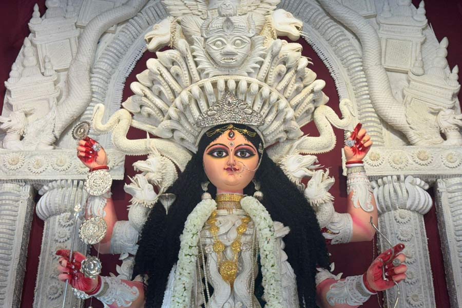 কোথাও মণ্ডপসজ্জায় চমক, কোথাও প্রতিমা, এক ক্লিকে দেখুন জগদ্ধাত্রী পুজোয় কেমন সাজল চন্দননগর