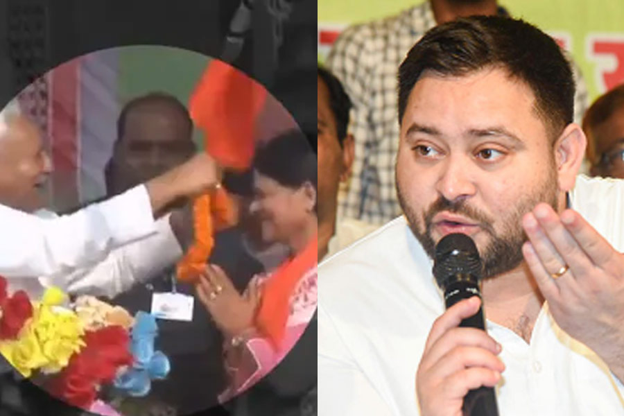 মঞ্চে উঠেই মহিলাকে মালা নীতীশের! ‘গজব আদমি হ্যায়…’ খোঁচা তেজস্বীর