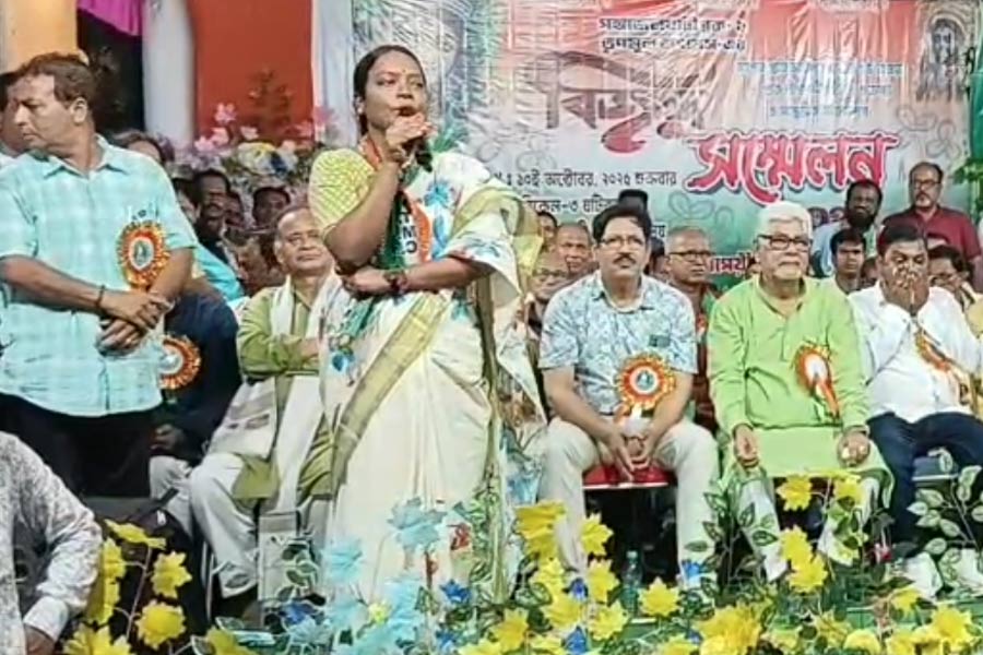 ‘৩০ টাকার কাপ কেক, তাতেও নজর’, বিজয়া সম্মিলনীতেও বীরবাহার নিশানায় বিজেপি