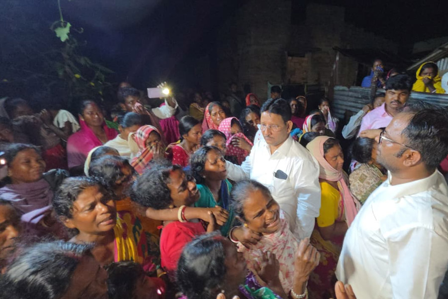 উত্তরপ্রদেশে মৃত আদিবাসী যুবকের দেহ ফিরল বীরভূমের গ্রামে, ‘ওকে খুন করা হয়েছে’, কান্না চেপে বললেন স্ত্রী