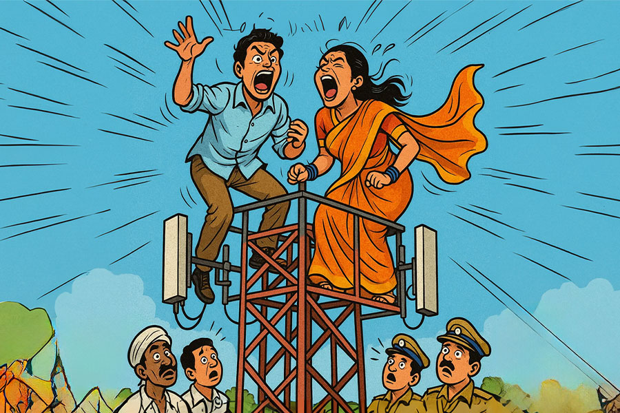 সম্পর্কে বাধা পরিবারের, আত্মহত্যা করতে মোবাইল টাওয়ারে উঠল যুগল! তারপর…