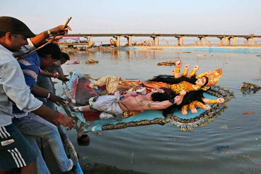 দিল্লিতে দুর্গা বিসর্জন, যমুনা-দূষণ ঠেকাতে তৈরি দেড়শোর বেশি অস্থায়ী পুকুর
