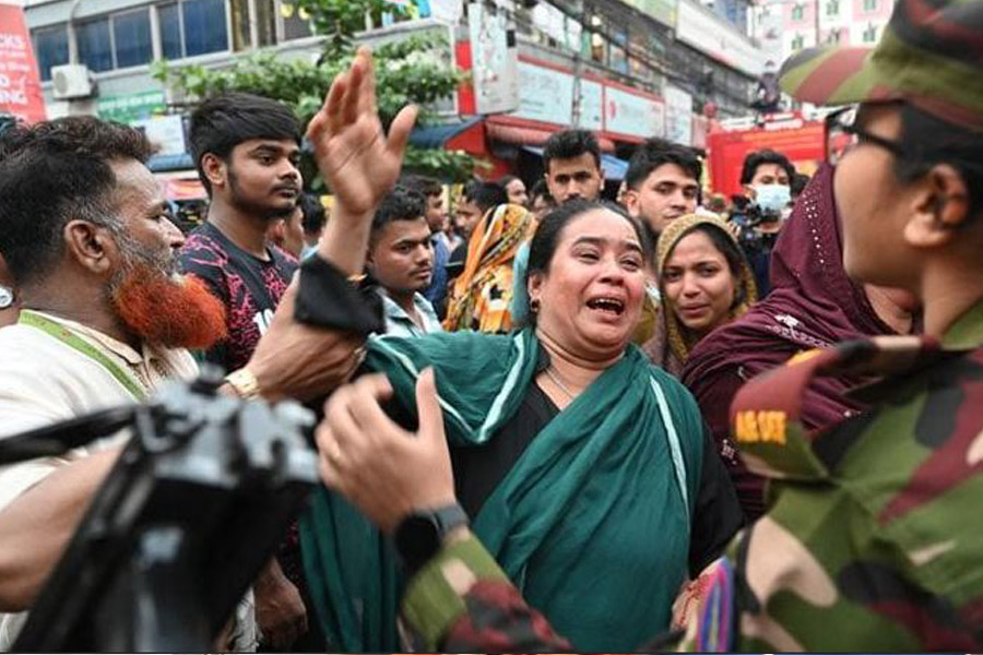 ঢাকায় রাসায়নিক কারখানায় আগুনে ১৬ জনের মৃত্যু, ‘বিষাক্ত গ্যাসে’ ব্যাহত উদ্ধারকাজ