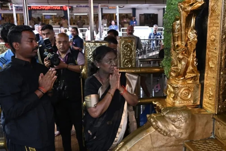 প্রথম মহিলা রাষ্ট্রপতি হিসাবে কেরলের শবরীমালা মন্দিরে পুজো, ইতিহাস গড়লেন মুর্মু