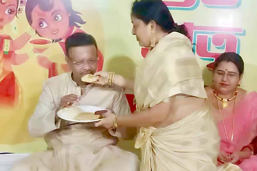 ‘বোনের সম্মান রক্ষায় প্রাণ গেলেও লড়ব’, ভাইফোঁটায় শপথ ফিরহাদের