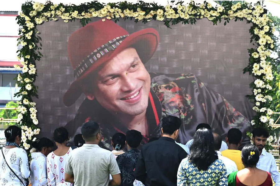জুবিন গর্গের মৃত্যু এক ফিনিক্সগাথার উত্থান! পিরিতি শেখাল ‘বিশ্বের চতুর্থ বৃহত্তম’ অন্ত্যেষ্টি