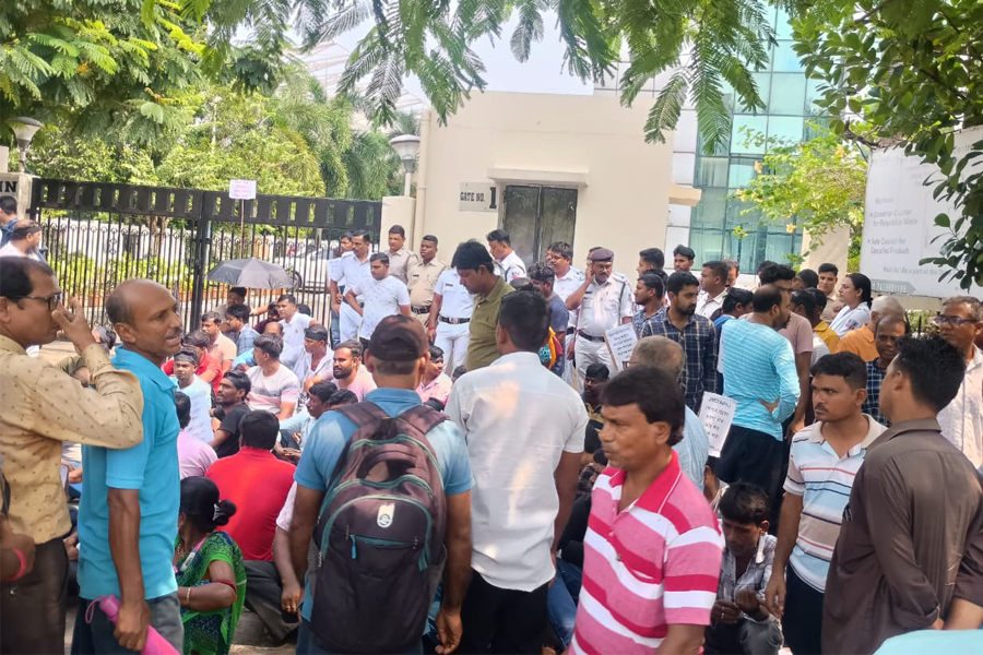 বেতন বৃদ্ধির দাবিতে হিডকো ভবন ঘেরাও অস্থায়ী কর্মীদের! বন্ধ ইকো পার্ক
