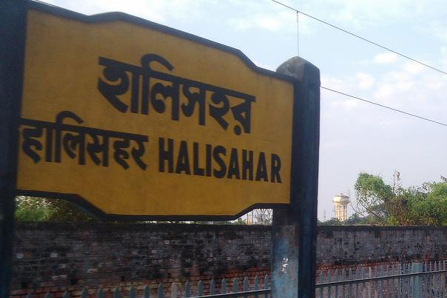রাস্তায় পড়ে তৃণমূল কর্মী, পাশে দাঁড়িয়ে মহিলা! ঝোপে উদ্ধার অ্যাসিড, চাঞ্চল্য হালিশহরে