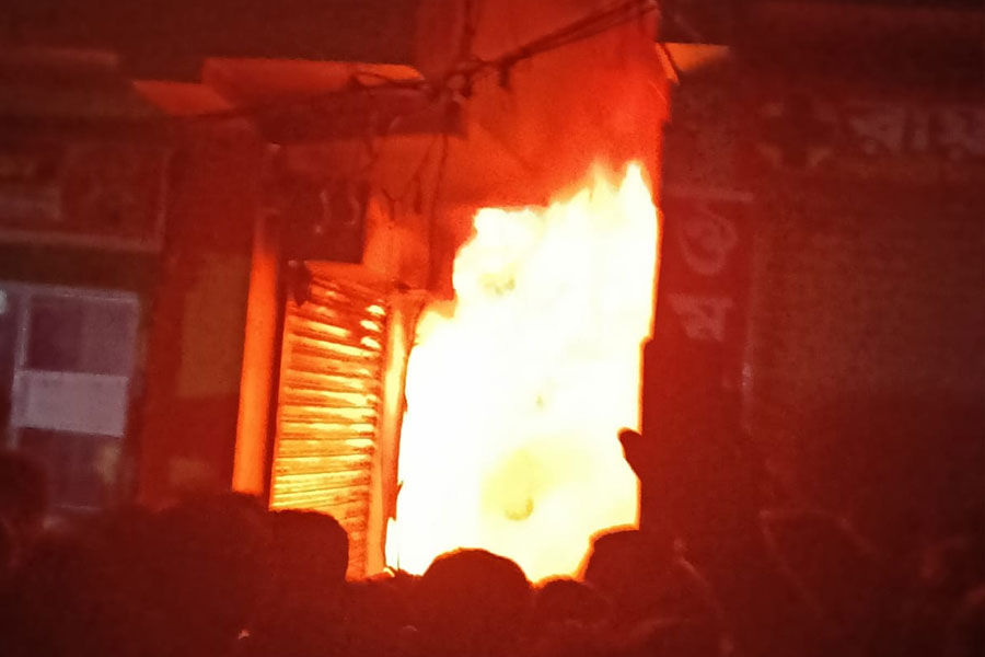 দীপাবলির সন্ধ্যায় উলুবেড়িয়ায় বিধ্বংসী আগুন! পুড়ে ছাই ৩টি দোকান