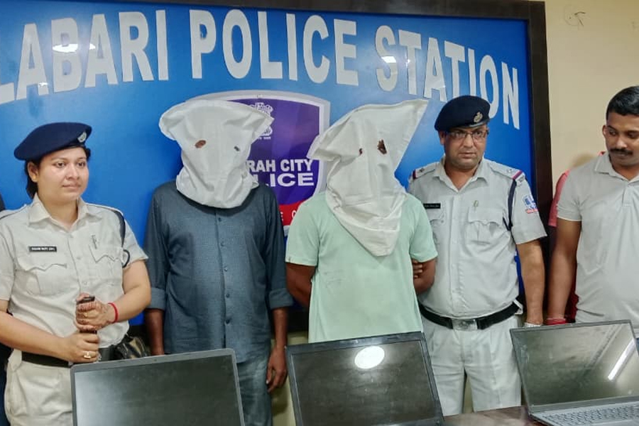 হাওড়ার বাসস্ট্যান্ডে ফাঁকা বাসে অভিনব চুরির ঘটনা! পুলিশের জালে ২