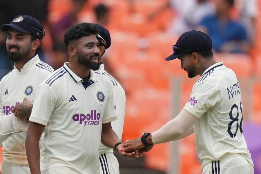সিরাজ-বুমরাহদের দাপট, কোনও মতে দেড়শো পার ওয়েস্ট ইন্ডিজের