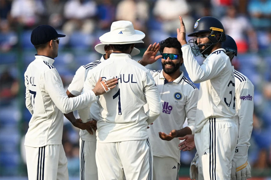 রানের পাহাড়ে ভারত, শেষ বেলায় পরপর উইকেট খুইয়ে বিপাকে ওয়েস্ট ইন্ডিজ