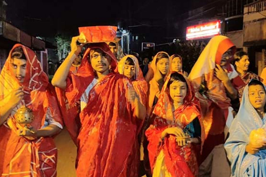 Jagaddhatri Puja 2025: Men dress up in saree and jewelry to worship goddess in Krishnanagar